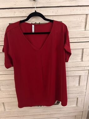 Short Sleeve V-Neck Top in Deep Red